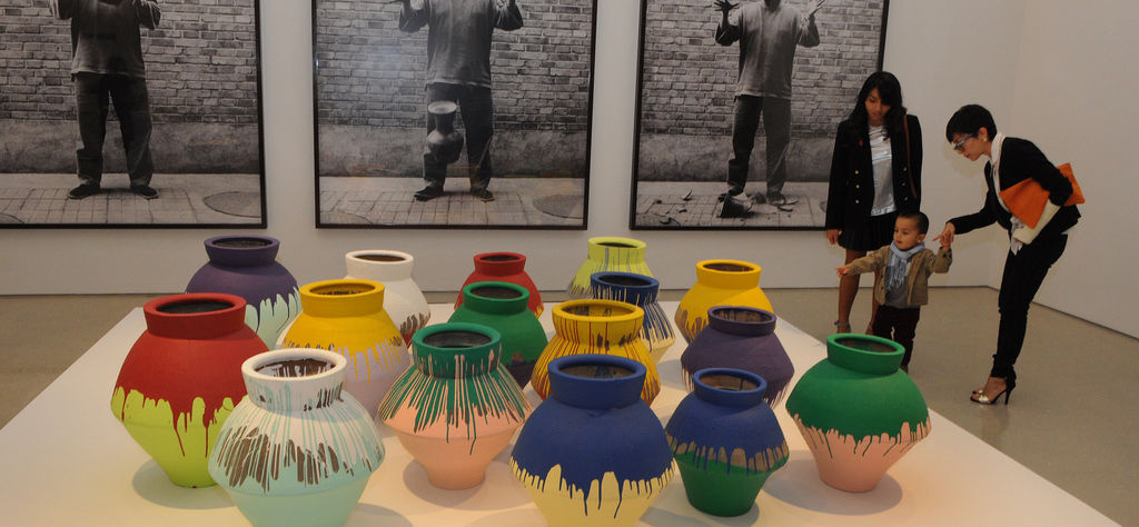Máximo Caminero protests by destroying a $1M Ai Weiwei vase