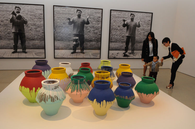 Máximo Caminero protesta destruyendo un jarrón de Ai Weiwei de $1M