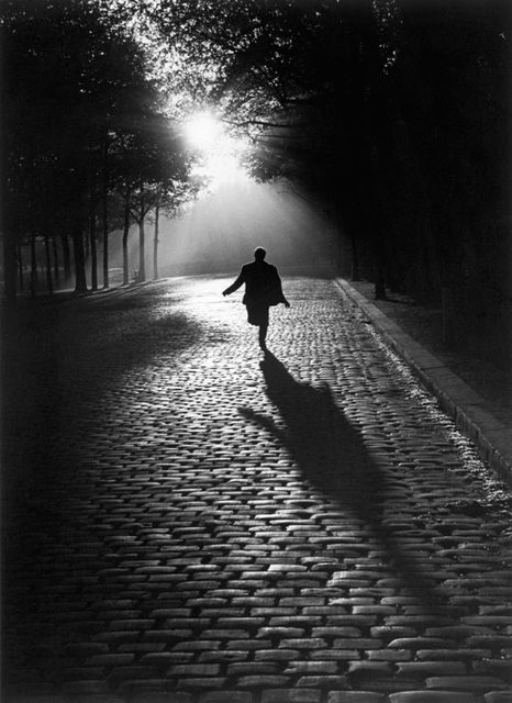 L'homme qui court, Paris 1953. Sabine Weiss © Sabine Weiss. 