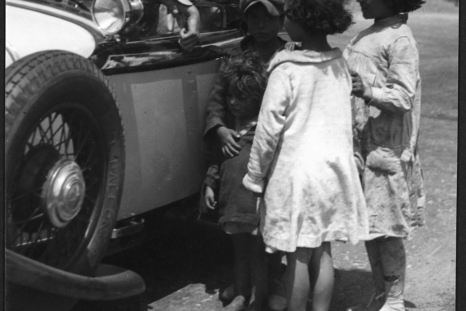 Marianne Breslauer. Sin título (Annemarie Schwarzenbach en su automóvil y unos niños gitanos), Pirineos 1933. Schweizerische Nationalbibliothek NB, Bern.