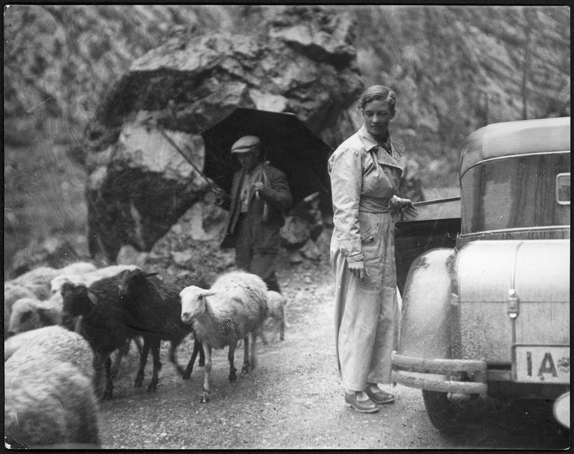 Marianne Breslauer, Sin título (Annemarie Schwarzenbach con su automóvil y un pastor), Pirineos,1933 Schweizerische Nationalbibliothek, NB, Bern.