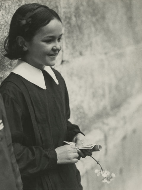 Colegiala de Marianne Breslauer, una imagen tomada en Girona en 1933 de una niña no identificada. FOTOSTIFTUNG SCHWIEZ, WINTERTUR.
