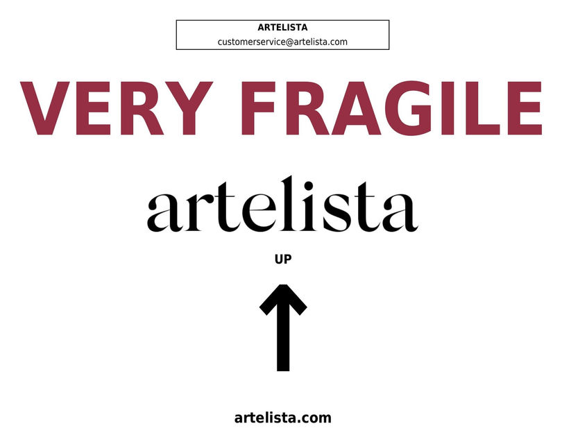 Cartel exterior de Artelista con el aviso de frágil y la flecha de posición